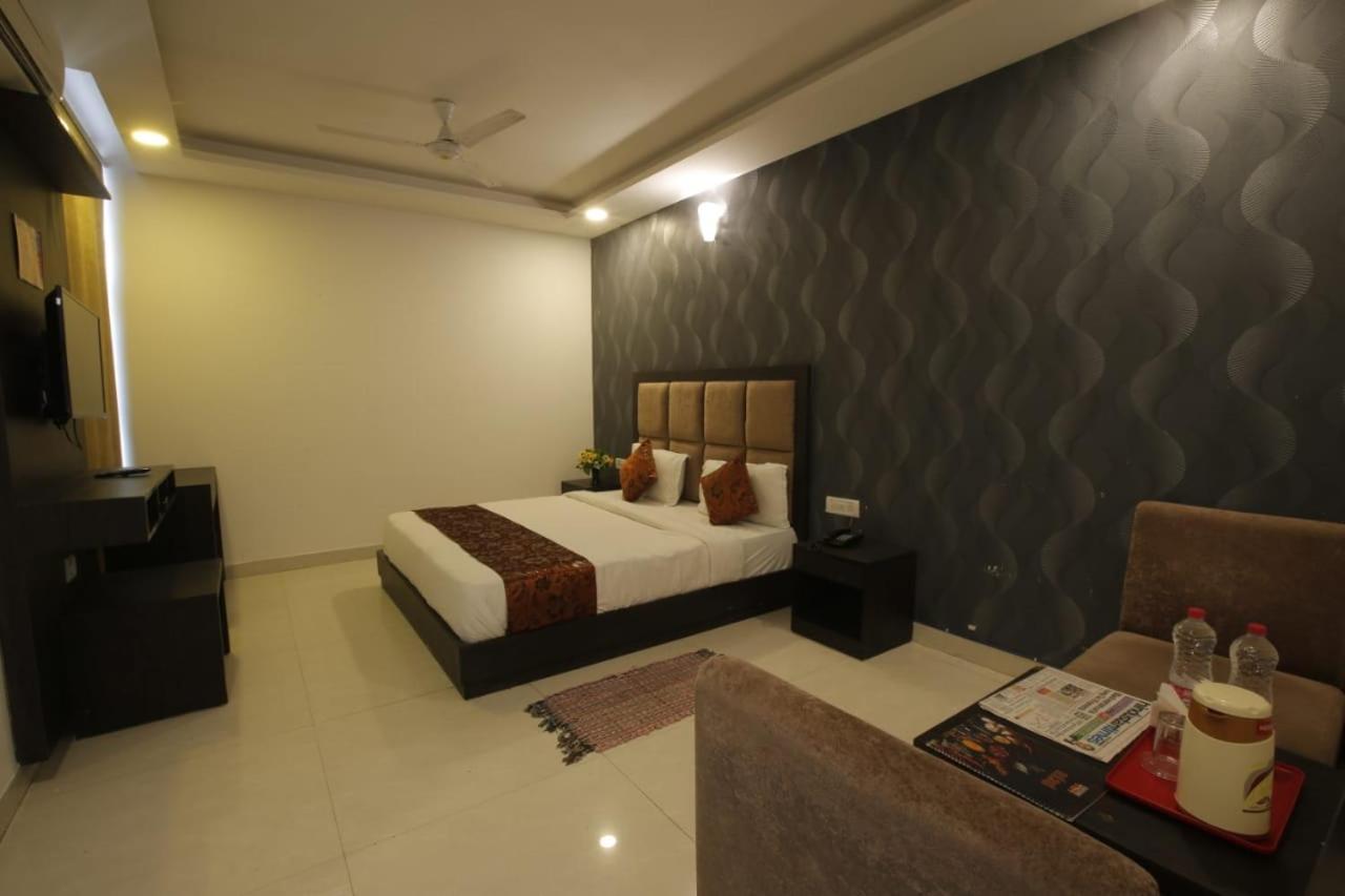 Hotel Aashiyana Inn Νέο Δελχί Εξωτερικό φωτογραφία